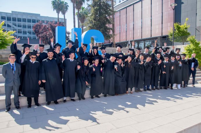 MCD UC online, graduación foto grupal exterior informal