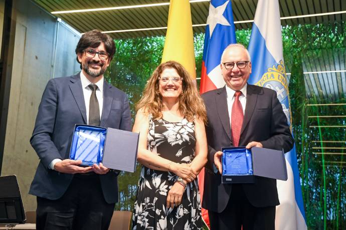 Tomás Reyes; Loreto Valenzuela (decana) y Rodrigo González